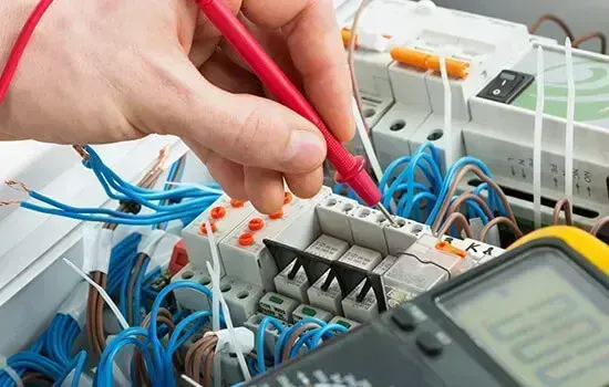 Professional electrician in Homerton